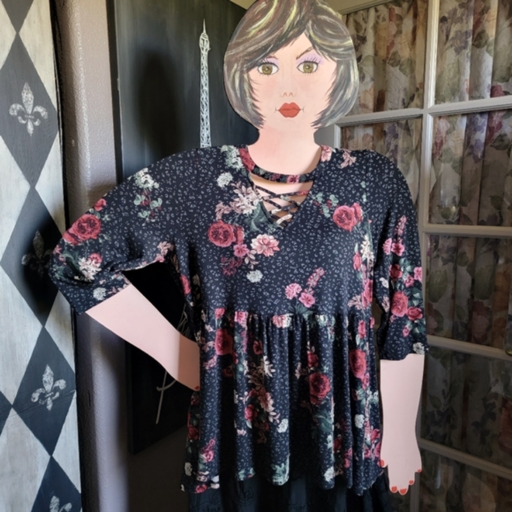 TORRID Super Soft Strappy V-neck blouse Sz 1 (14 -16)